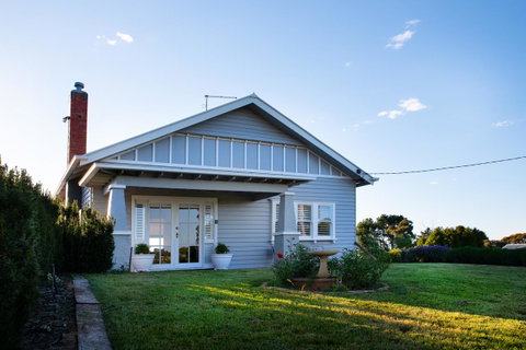 Churchills - Accommodation Main Beach 1