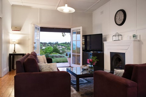 Churchills - Accommodation Main Beach 8