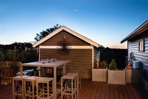 Churchills - Accommodation Main Beach 5