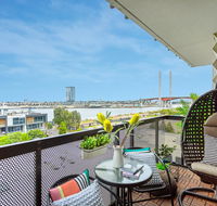 Water views Lovely 2BRs free tram zone close to everything - Accommodation Main Beach