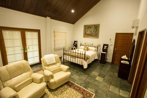 The Block Vista B&B - Accommodation Main Beach 1