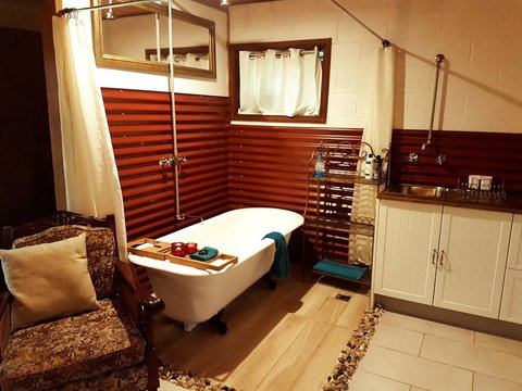 The Cabin - Accommodation Main Beach 2