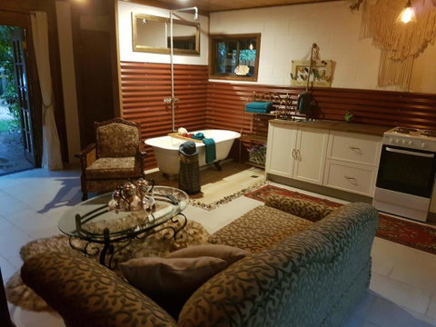 The Cabin - Accommodation Main Beach 1