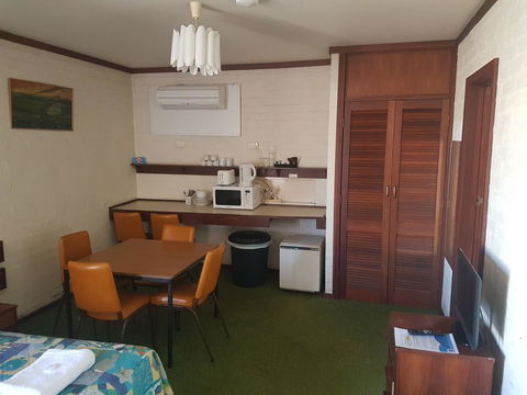 The Club Hotel - Accommodation Main Beach 1