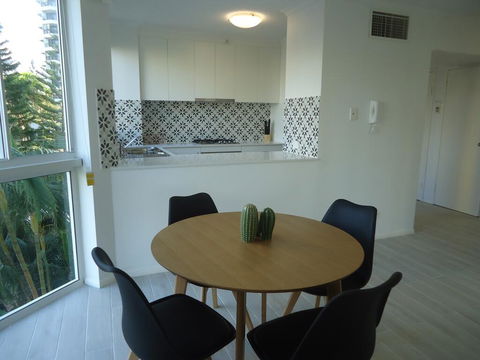 The Crest Apartments - Accommodation Main Beach 2