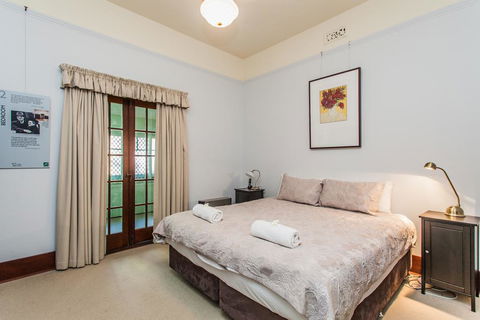 The Curtin Family Home - Accommodation Main Beach 2