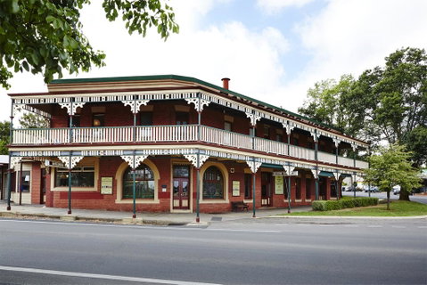 The Daylesford Hotel - Accommodation Main Beach 1