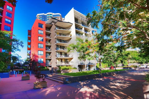 The Docks On Goodwin - Accommodation Main Beach 2