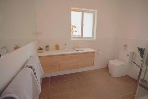The Farmhouse. - Accommodation Main Beach 2
