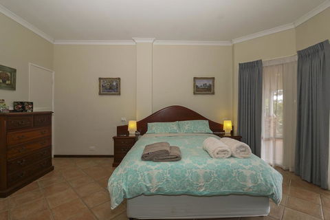 The Good Life B&B - Accommodation Main Beach 2