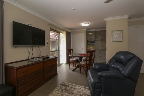 The Good Life B&B - Accommodation Main Beach 1