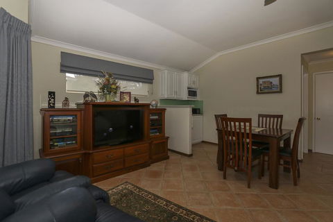 The Good Life B&B - Accommodation Main Beach 3