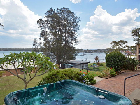The House On The Lake @ Fishing Point, Lake Macquarie - Honestly Put The Line In And Catch Fish - Accommodation Main Beach 1