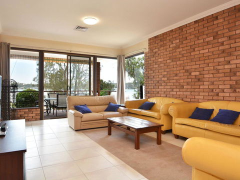 The House On The Lake @ Fishing Point, Lake Macquarie - Honestly Put The Line In And Catch Fish - Accommodation Main Beach 3