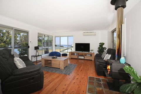 The Jetty At Culburra Beach - Pet Friendly Waterfront - Accommodation Main Beach 1