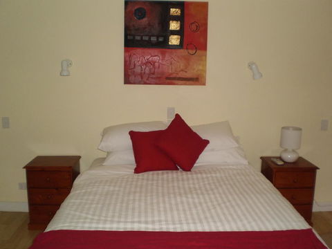 The Lakehouse Manor - Accommodation Main Beach 0