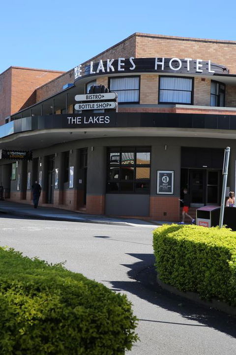 The Lakes Hotel - Accommodation Main Beach 3