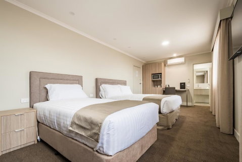 The Lighthouse Hotel - Accommodation Main Beach 2