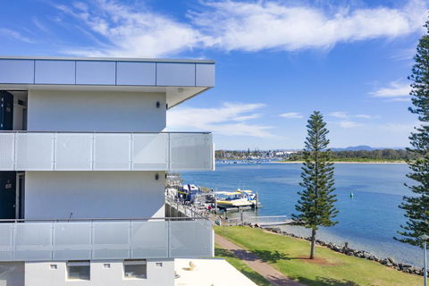 The Mid Pacific - Accommodation Main Beach 0