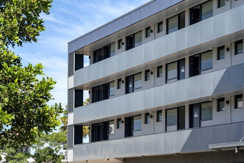 The Mid Pacific - Accommodation Main Beach 1