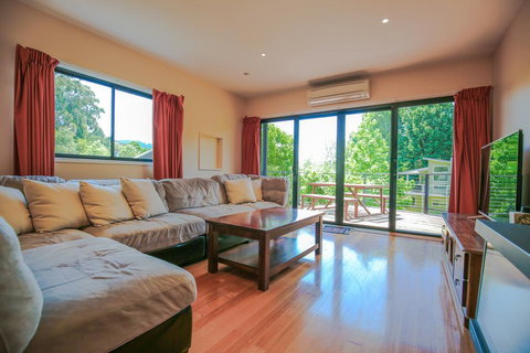 The Nisse House - Accommodation Main Beach 2