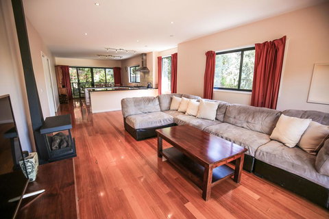 The Nisse House - Accommodation Main Beach 1