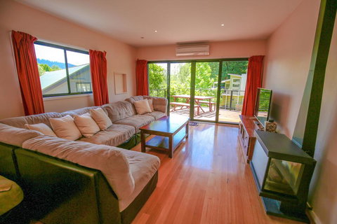 The Nisse House - Accommodation Main Beach 3