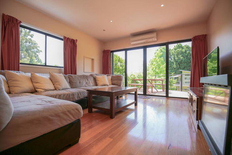 The Nisse House - Accommodation Main Beach 0