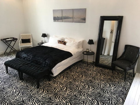 The Pakenham - Accommodation Main Beach 1