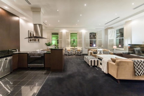 The Pakenham - Accommodation Main Beach 3