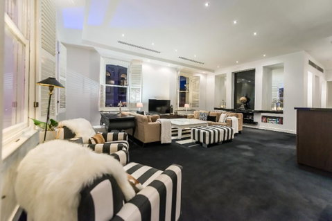 The Pakenham - Accommodation Main Beach 0