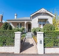 The Pearl on Prince  Stylish Cottage CBD Wifi - Accommodation Main Beach