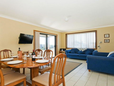 The Penguins Head - Across From The Beach - Accommodation Main Beach 1