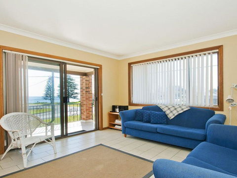 The Penguins Head - Across From The Beach - Accommodation Main Beach 2