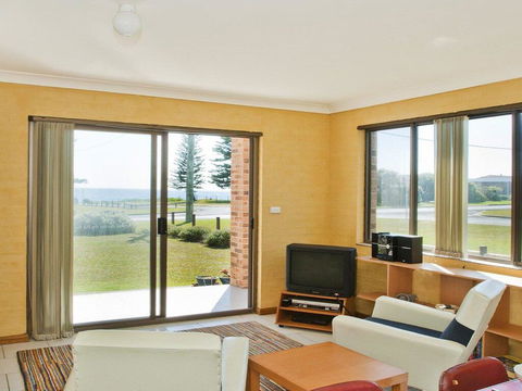 The Penguins Head - Across From The Beach - Accommodation Main Beach 3