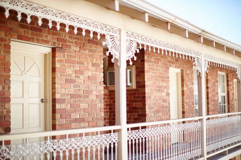 The Rose Hotel & Motel - Accommodation Main Beach 0