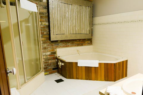 The Royal Daylesford Hotel - Accommodation Main Beach 2