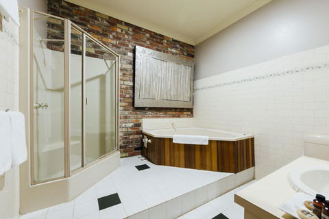 The Royal Daylesford Hotel - Accommodation Main Beach 1