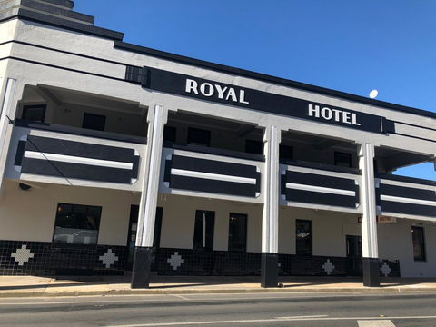 The Royal Hotel, Drouin - Accommodation Main Beach 1