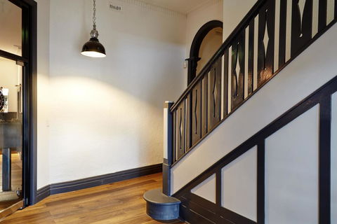 The Royal Hotel, Drouin - Accommodation Main Beach 2