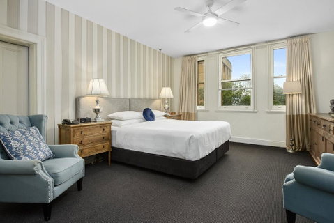 The Russell Hotel - Accommodation Main Beach 1