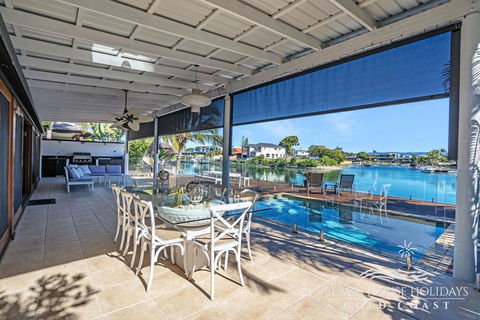 The Savoy Beach House - Accommodation Main Beach 2