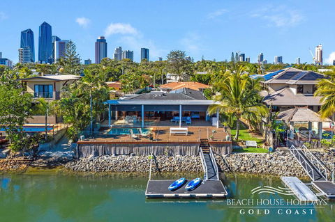 The Savoy Beach House - Accommodation Main Beach 0