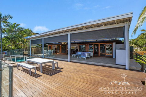 The Savoy Beach House - Accommodation Main Beach 3