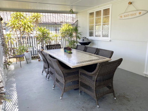 The Shack - Accommodation Main Beach 2