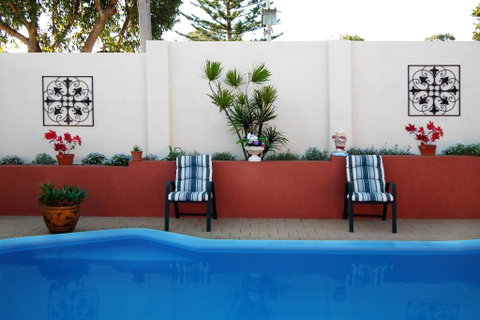 The Spanish Retreat And BnB - 24 Hrs - Accommodation Main Beach 3