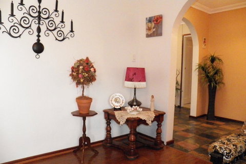 The Spanish Retreat And BnB - 24 Hrs - Accommodation Main Beach 2