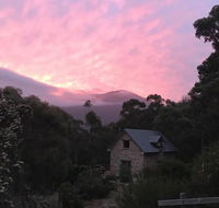 The Stone Cottage with tennis court - Accommodation Main Beach