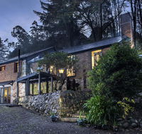 The Stone on the Hill - 3 bedroom house - Accommodation Main Beach