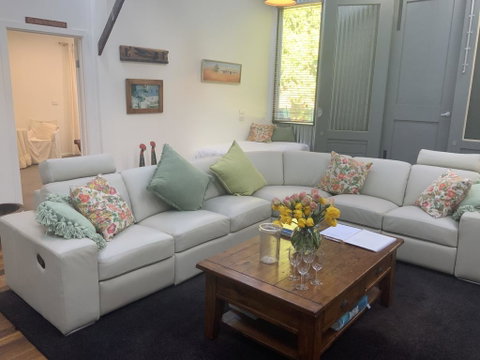 The Woolshed - Accommodation Main Beach 1